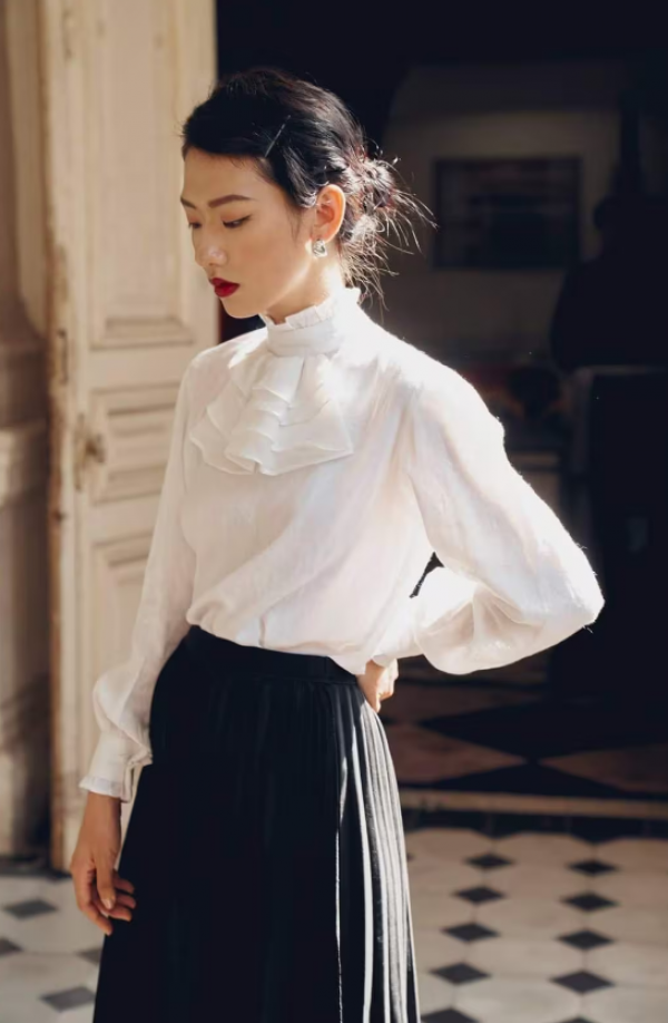 Blouse dengan kerah jabot